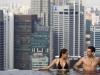 Sky pool na piscina do Marina Bay Sands Skypark Rooftop em Singapura