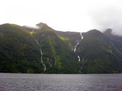 Ang Angel Falls sa South America Earth ay nagtatala ng pinakamataas na talon