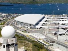 Lågtflygande plan på Maho Beach, foton och videor