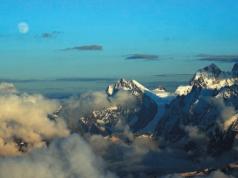 Mount Ushba, Kaukasus: beskrivelse, historie og interessante fakta Historie om å bestige Mount Ushba