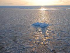 Охотське море Яка максимальна глибина охотського моря